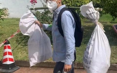 海南一高校学子走红网络，一根扁担挑起“求学梦”