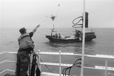 渔船在琼州海峡突发故障失去动力遇险，海警执法队员将船拖回海口新港，3名渔民获救