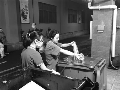 海口琼山区红城湖国际广场小区，居民环保意识强 垃圾分类成习惯