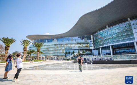 购全球好物 品特色美食 享文化盛宴——海口国际免税城昨开业 “独家”“首店”品牌领衔消费盛宴 “免税+文旅”海南再添新地标打卡地