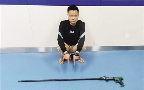 5人用自制枪支及捕鸟网猎捕鸟类，万宁警方打掉一非法狩猎团伙，4人到案1人在逃