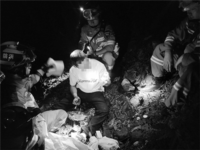 一游客独自登山 体力不支被困,五指山消防部门联合民警和护林员成功施救