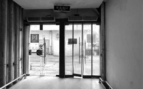 “生命通道” 不能堵！记者走访海口部分商场小区：安全出口门被锁、消防车 通道被占用、楼梯间变“杂物间”或“厨房”……