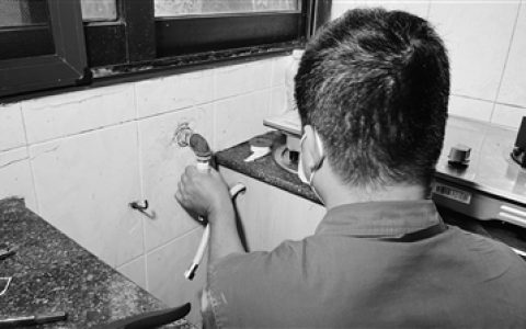 《免费更新燃气基础设施》追踪 （详见本报11月9日4版），更换燃气立管、加装报警器“保护器”…… 海口为1198个老旧小区燃气设施系上“安全扣” 防患未“燃”