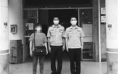 儋州一女子将装现金挎包放在轿车后备箱上忘记拿，车驶出一段距离才发现包丢了，民警路边找回装10万元挎包