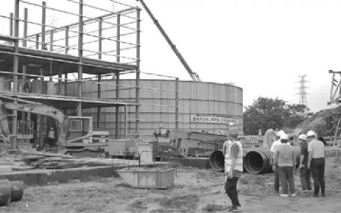 海口山内溪污水处理设施提标重建项目计划年底调试投产，将有效解决文明东路、滨江路两侧约1.5平方公里区域内污水溢流问题