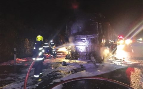 挂车高速路凌晨起火变“火车”，琼海消防紧急救援，所幸无人伤亡