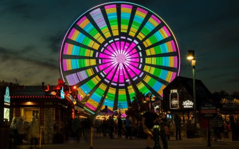 <strong>多地服务业有序恢复 市场消费持续回暖——从元旦假期数据看服务业向好态势</strong>