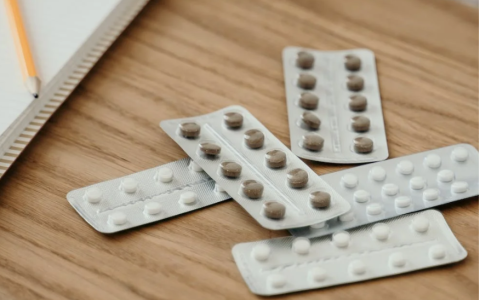 老年人出现症状何时需要就医？感染后要注意什么？——权威专家解答防疫热点问题