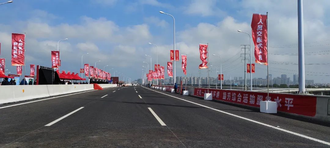 今日，海南“5+5”交通工程项目集中通车和开工，包括G15沈海高速公路海口段在