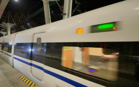 春运首日叠加除夕车票发售 部分热门线路火车票售罄