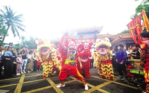 <strong>灯如昼游人如织欢笑洒满街</strong>