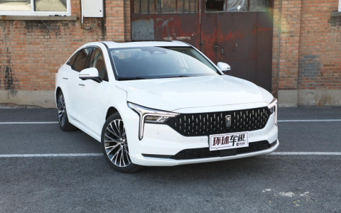 定位年轻家用车，新车售价10.59万起，体验一汽奔腾B70