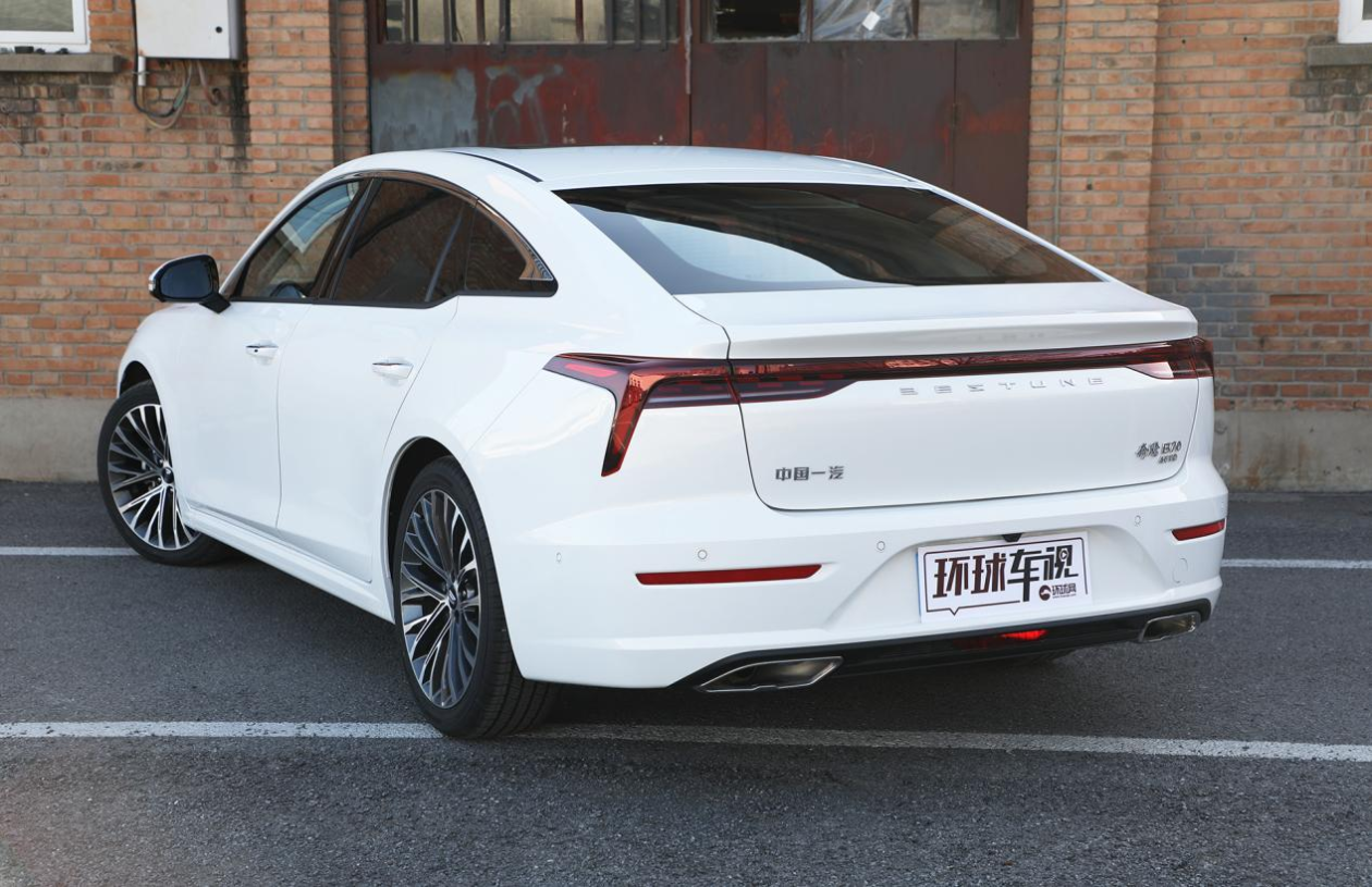 定位年轻家用车，新车售价10.59万起，体验一汽奔腾B70