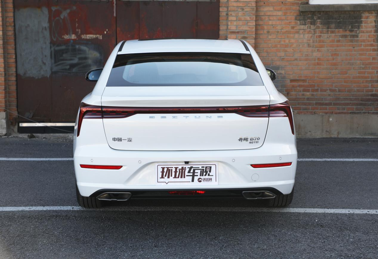定位年轻家用车，新车售价10.59万起，体验一汽奔腾B70