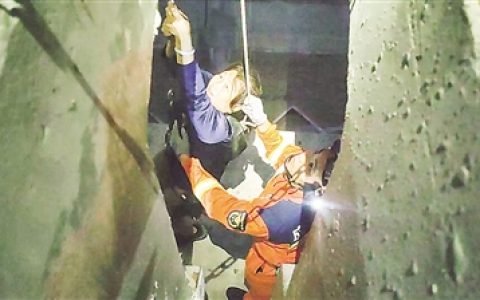 <strong>奶奶急忙救起孙子</strong><strong>自己却被困桥墩上</strong>