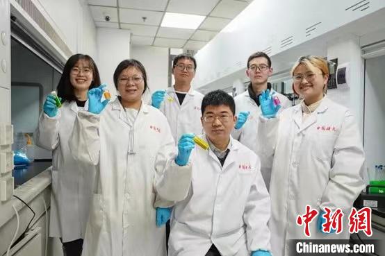 中外教授合作实现“三高”近红外钙钛矿LED制备