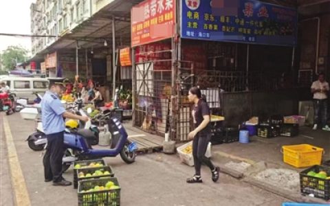 南北水果市场有人占道经营