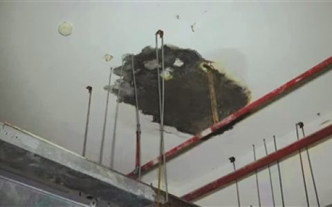 有人地库顶打洞欲加装电梯