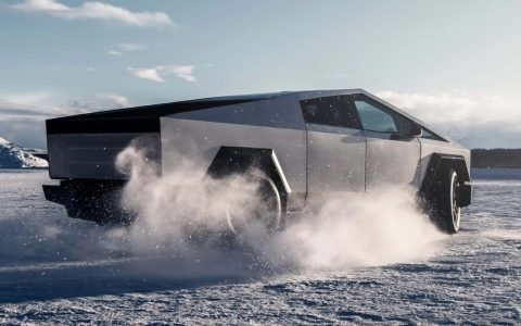 特斯拉 Cyber​​truck 在冬季测试期间进行雪地测试