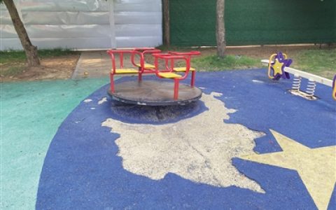 儿童乐园问题多 附近公厕无法用