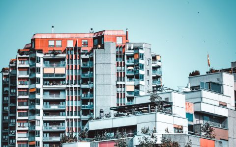 国家统计局：5月二手住宅价格全线下跌，新开工面积连续缩减 专家：房地产必须稳住