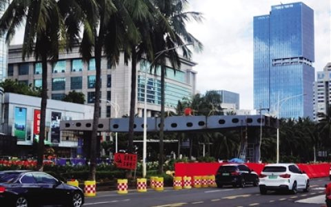 国贸路天桥中跨钢箱梁首吊成功