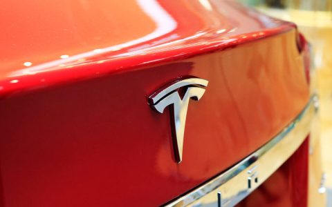 iPhone 的无线充电，特斯拉要用到车上了