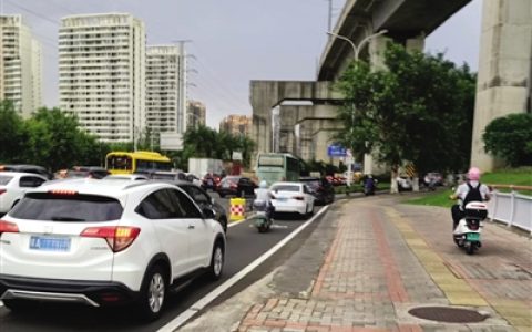 高峰期部分非机动车道被占用