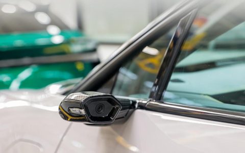 中国首批路特斯ELETRE流媒体后视镜版量产车交付