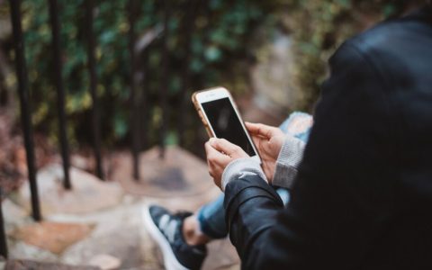 TechInsights：全球智能手机线上销量将在 2023 年同比下降 2%