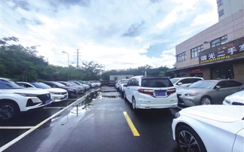 临街商铺停车场车辆违停占道