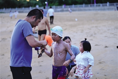 小小泳士挑战琼州海峡