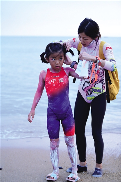 小小泳士挑战琼州海峡