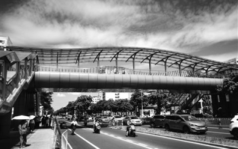 海口秀华路过街天桥启用