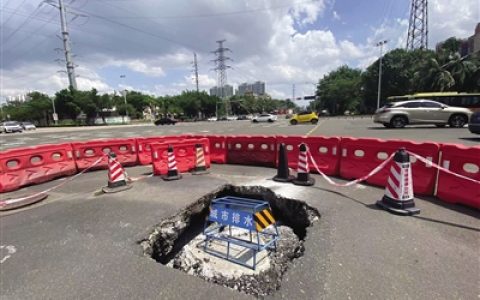 海口丘海大道一处路面塌陷