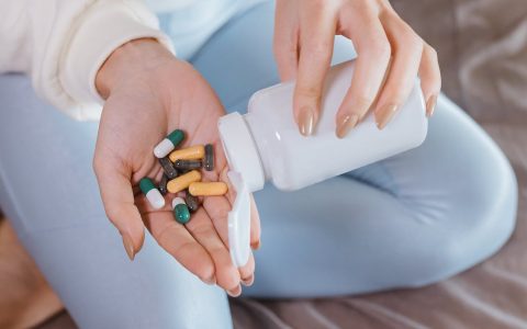 “国产创新药一哥”百济神州亏损收窄，三大产品贡献9成多收入丨看财报