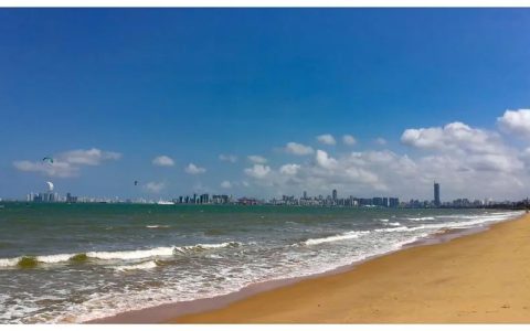 海滩正进行沙面平整