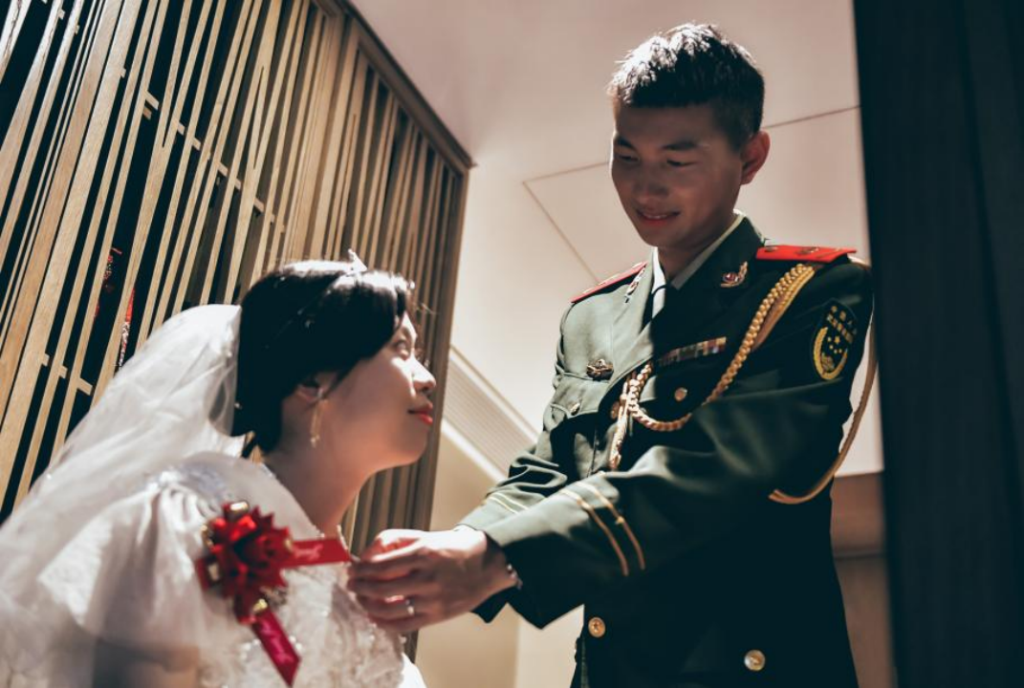 “大海的见证”——海南海警局圆满举办第一届海上集体婚礼