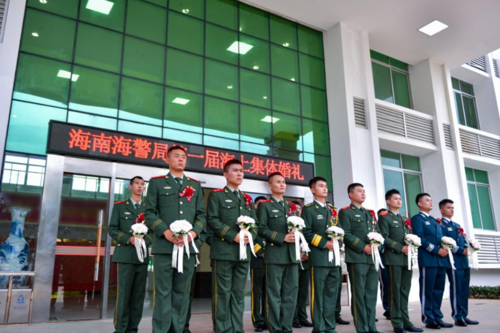 “大海的见证”——海南海警局圆满举办第一届海上集体婚礼