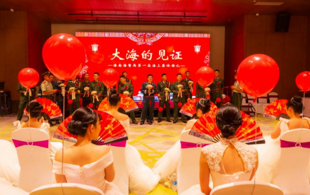 “大海的见证”——海南海警局圆满举办第一届海上集体婚礼