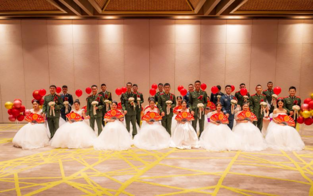 “大海的见证”——海南海警局圆满举办第一届海上集体婚礼