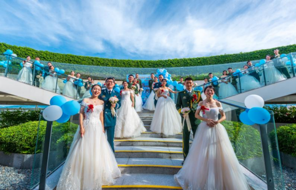 “大海的见证”——海南海警局圆满举办第一届海上集体婚礼