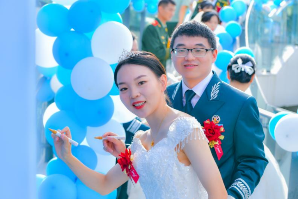 “大海的见证”——海南海警局圆满举办第一届海上集体婚礼