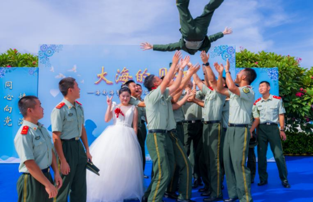 “大海的见证”——海南海警局圆满举办第一届海上集体婚礼