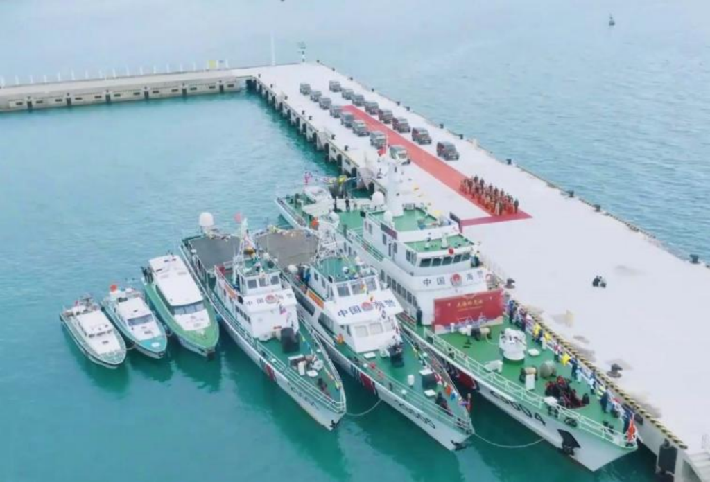 “大海的见证”——海南海警局圆满举办第一届海上集体婚礼