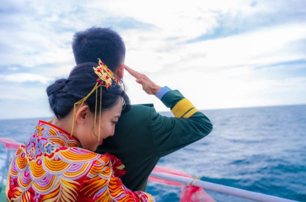 “大海的见证”——海南海警局圆满举办第一届海上集体婚礼
