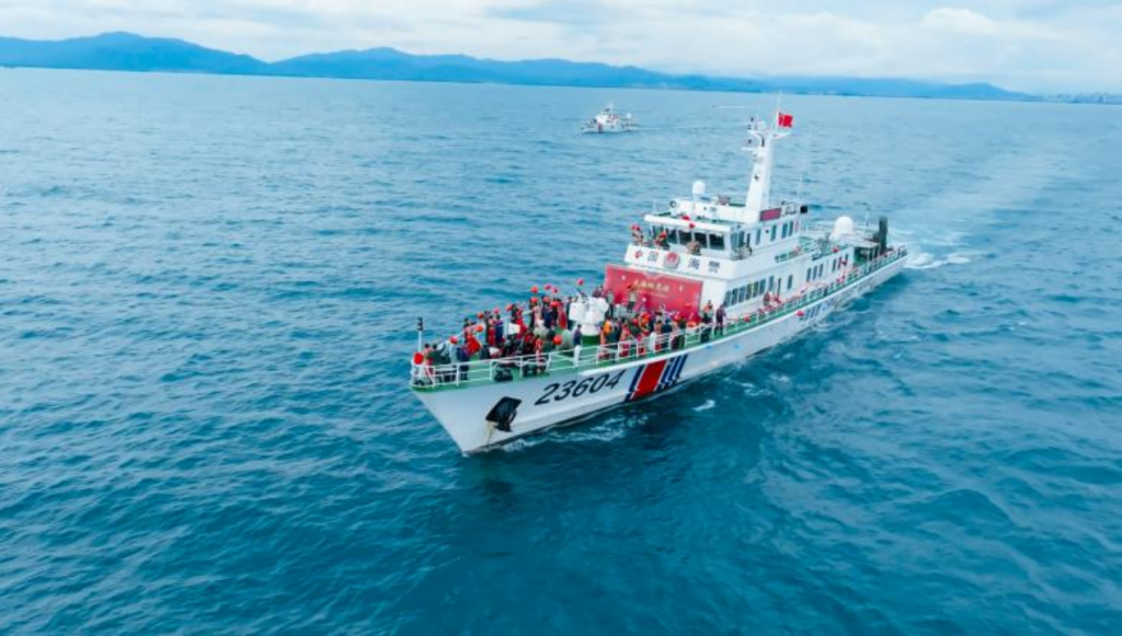 “大海的见证”——海南海警局圆满举办第一届海上集体婚礼