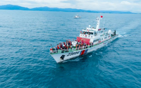 “大海的见证”——海南海警局圆满举办第一届海上集体婚礼