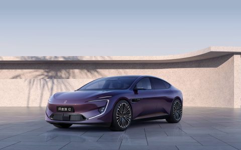 阿维塔品牌第一款轿跑车型，阿维塔12全球首秀